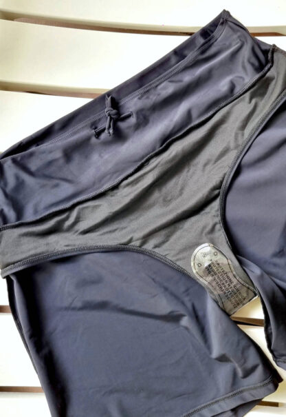 board shorts with inner tie helps tighten the waist to prevent the swim shorts from falling down in water